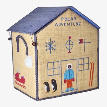 Bild av ett charmigt förvaringshus med äventyrstema