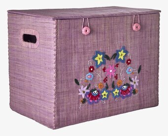 Bild av livfullt broderad förvaringsbox med blommor