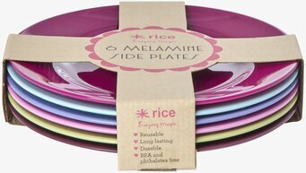 Bild av sex färgglada och hållbara melaminassietter