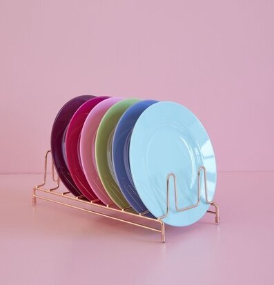 Bild av färgglada assietter i elegant metallställ