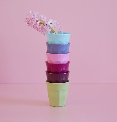 Bild av sex färgglada staplade muggar med blomma