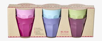 Bild av färgglada melaminmuggar i pastellfärger