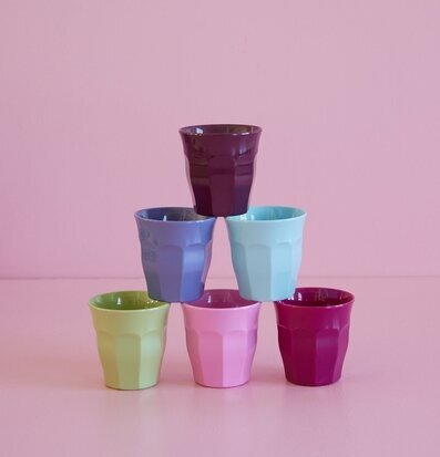 Bild av färgglada muggar i en lekfull komposition