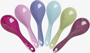 Foto av färgglada salladsskedar i sex distinkta färger