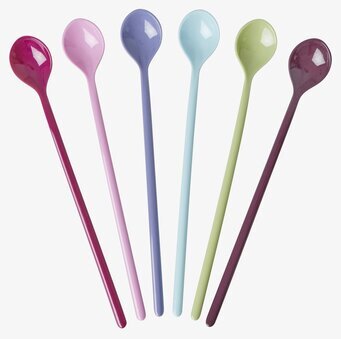 Bild av färgglada långa skedar i harmonisk rad