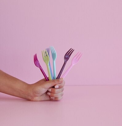 Bild av färgglada tårtgafflar mot rosa bakgrund