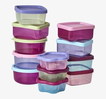 Foto av färgglada plastburkar för praktisk förvaring