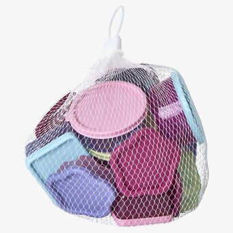 Bild av färgglada och mångsidiga plastburkar i nät