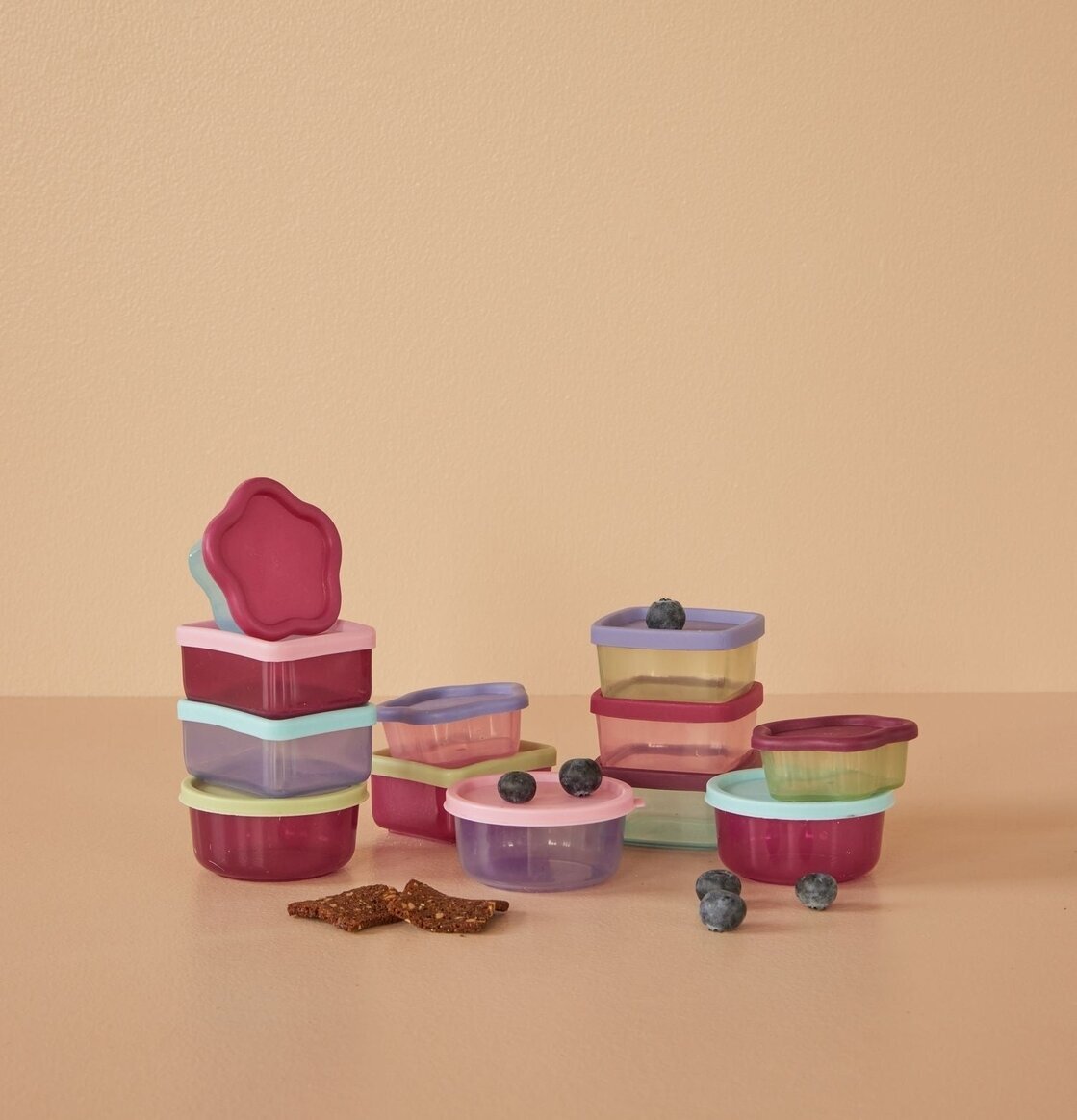 Små plastburkar 12-Pack från Rice på beige bord med snacks