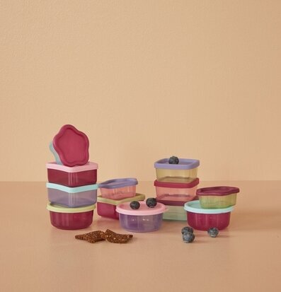 Bild med färgglada plastburkar och blåbärsdetaljer