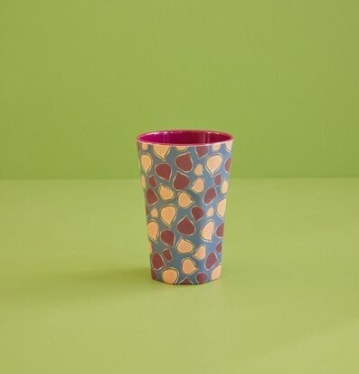 Bild av färgglad mugg med fikonmotiv och lila insida