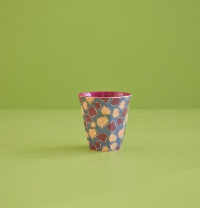 Foto av färgglad melaminmugg med fikonmönster
