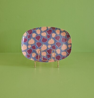 Foto av tallrik med fikonmönster mot grön bakgrund