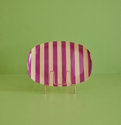 Bild av rektangulär tallrik med färgglada ränder