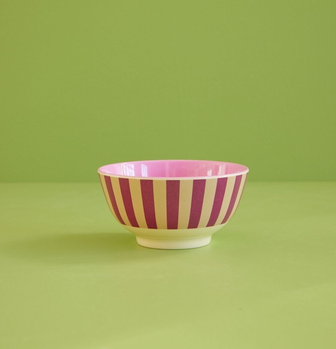 Skål Stripes Print från Rice i lila och krämvita ränder