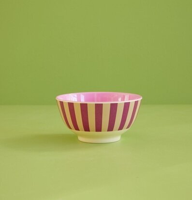 Bild av färgglad skål med lila och vita ränder