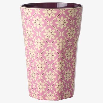 Bild av mugg med blommönster och harmoniska färger