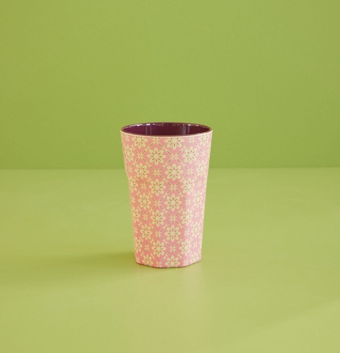 Mugg Latte Graphic Flower Print från Rice med blommönster