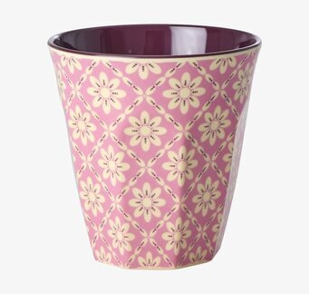 Bild av melaminmugg med blommigt mönster och lila insida