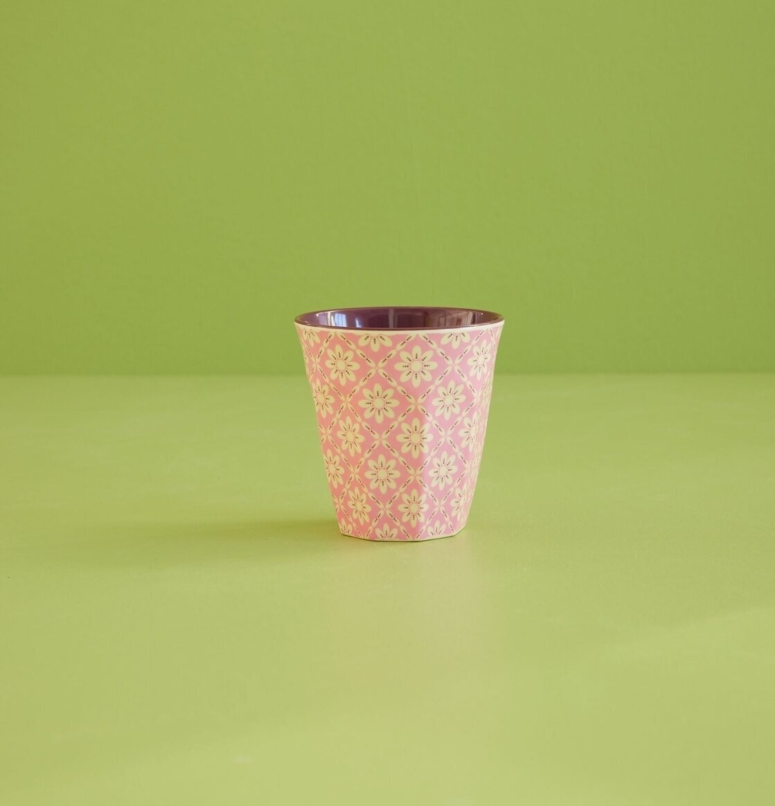 Bild av stilren melaminmugg med blommigt mönster