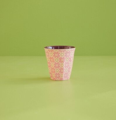 Bild av stilren melaminmugg med blommigt mönster