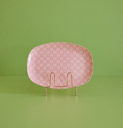 Bild av färgglad tallrik med blommönster och kontrast