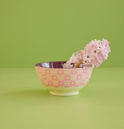 Bild av en skål med blommönster och rosa nyanser