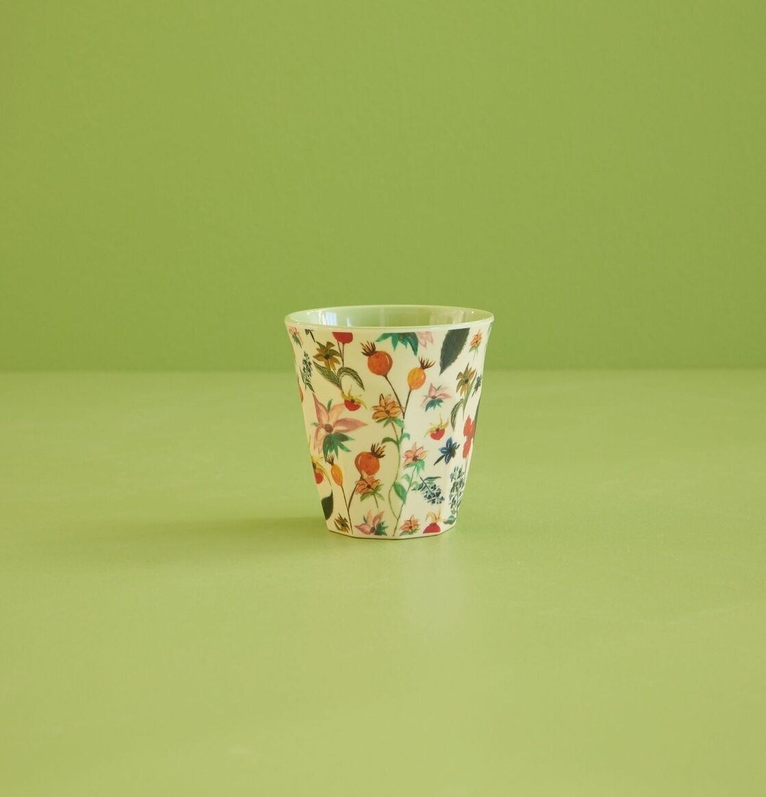 Melaminmugg Rosebuds Print från Rice mot grön bakgrund