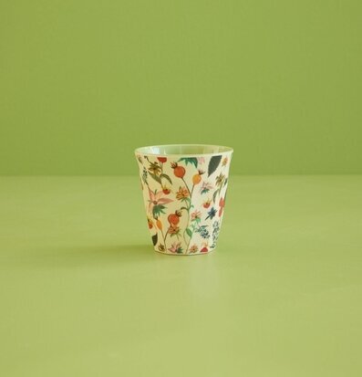 Bild av melaminmugg med blomstermotiv och limegrön bakgrund