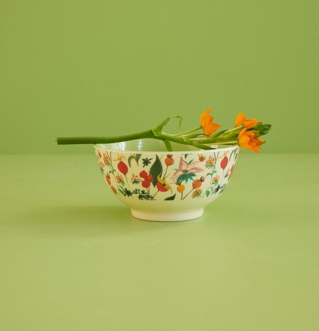 Skål Rosebuds Print från Rice med blommigt mönster