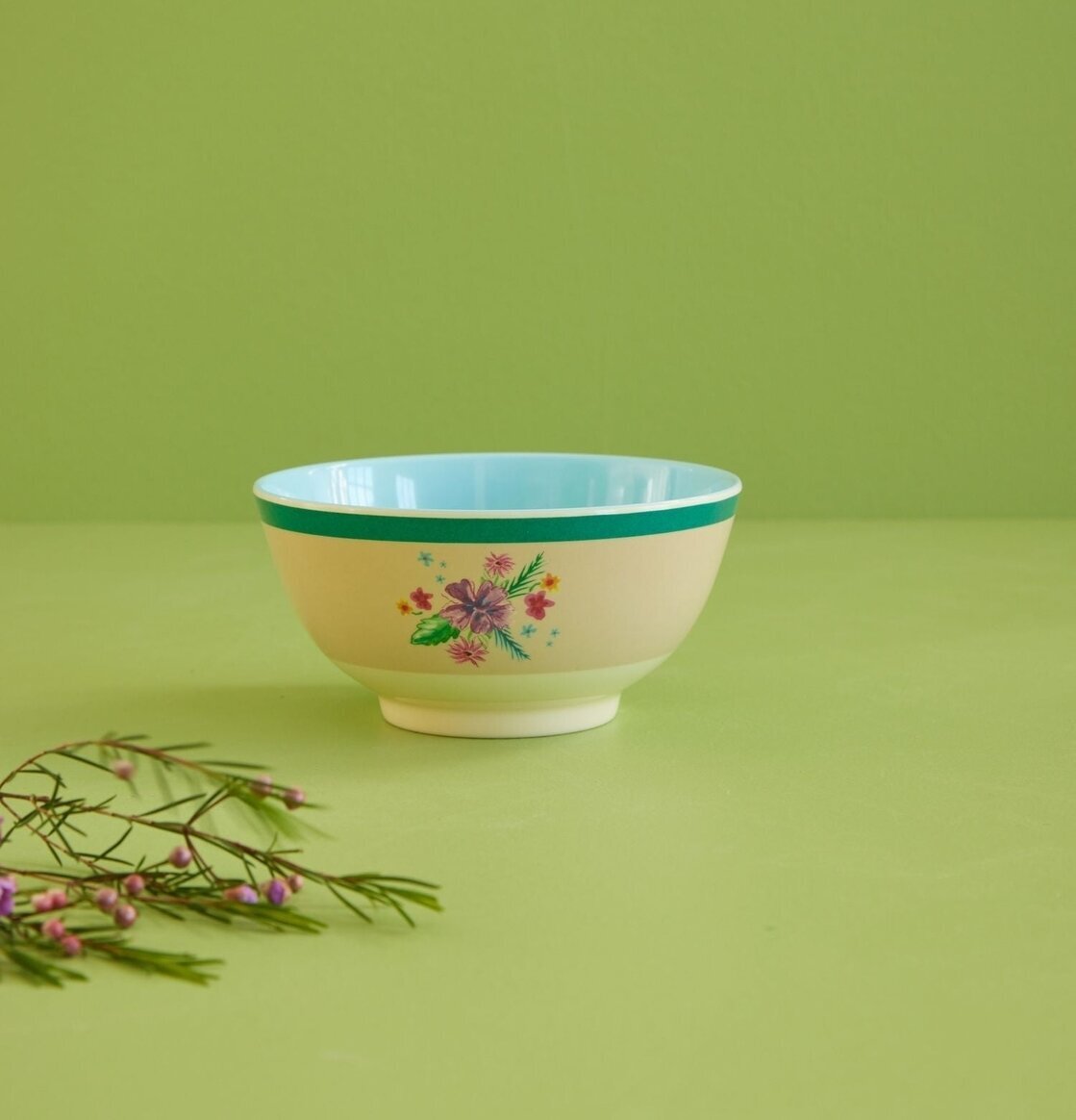 Skål Arda Bloom Print från Rice med blommotiv och färger