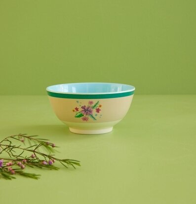 Bild av en dekorativ skål med blommotiv och färger