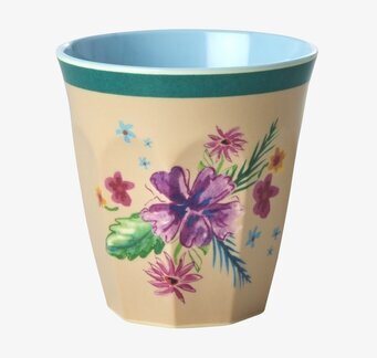 Bild av mugg med blommönster och harmoniska färger