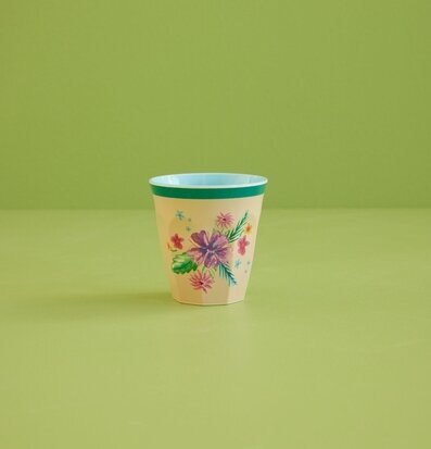 Bild av färgglad mugg med blommönster och turkos kant