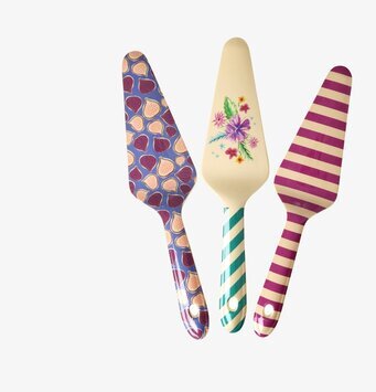 Bild av tre färgglada tårtspadar med unik design