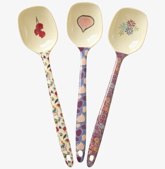 Foto av färgglada matlagningsskedar med blommönster