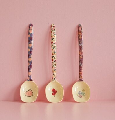 Bild av tre färgglada matlagningsskedar mot rosa bakgrund