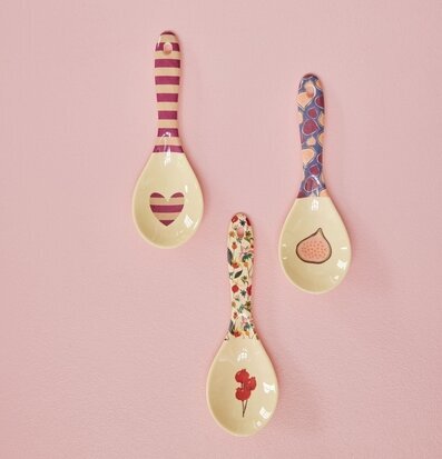 Bild av tre färgstarka och unikt designade salladsskedar