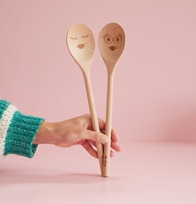 Foto av lekfulla träslevar med ingraverade ansikten