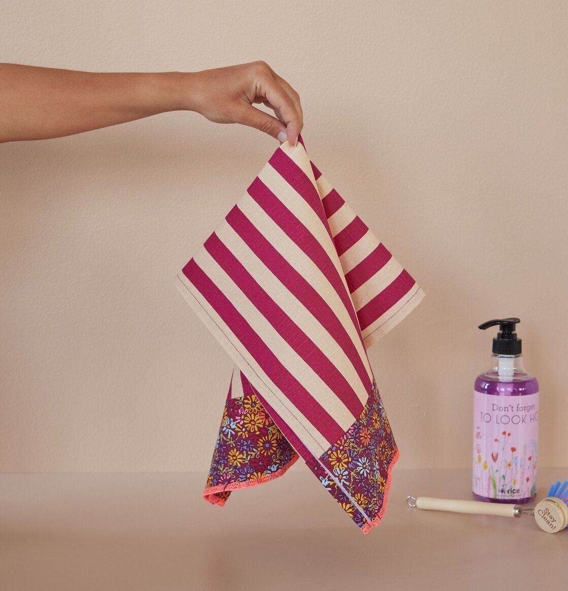 Kökshandduk Printed Stripes från Rice med ränder och blommor