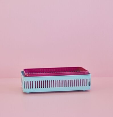 Bild av fyrkantig plåtbricka i mint och plommonfärg