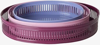 Bild av tre ovala plåtbrickor i aubergine, rosa, lavendel