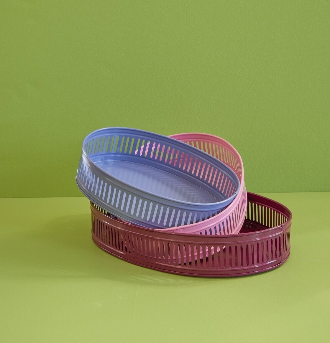 Foto av ovala plåtbrickor i harmoniska färgkombinationer