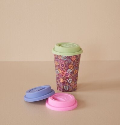 Bild av färgglad mugg med utbytbara silikonlock