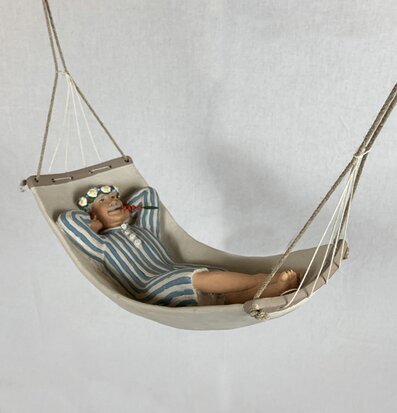 Bild av en figur i hängmatta med skandinavisk stil