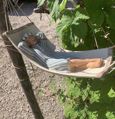 Foto av Karl-Anton i hängmattan, svensk sommaridyll