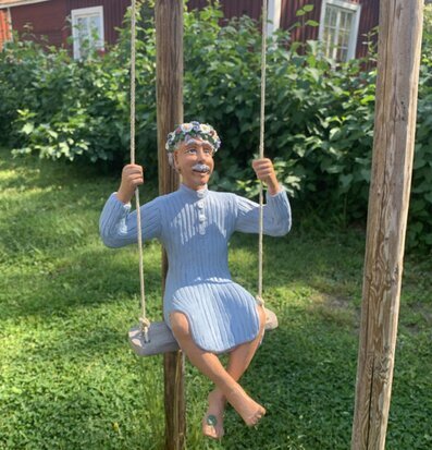 Bild av en charmig figur i en svensk sommarträdgård
