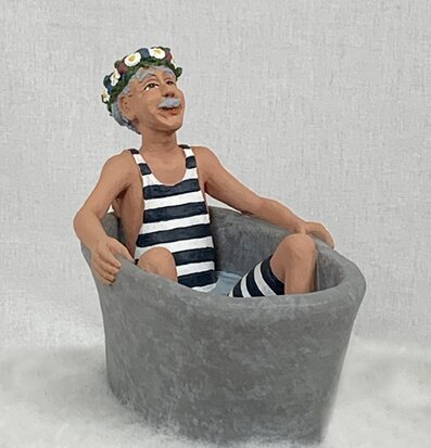 Bild av charmig figur i badkar med somrig känsla