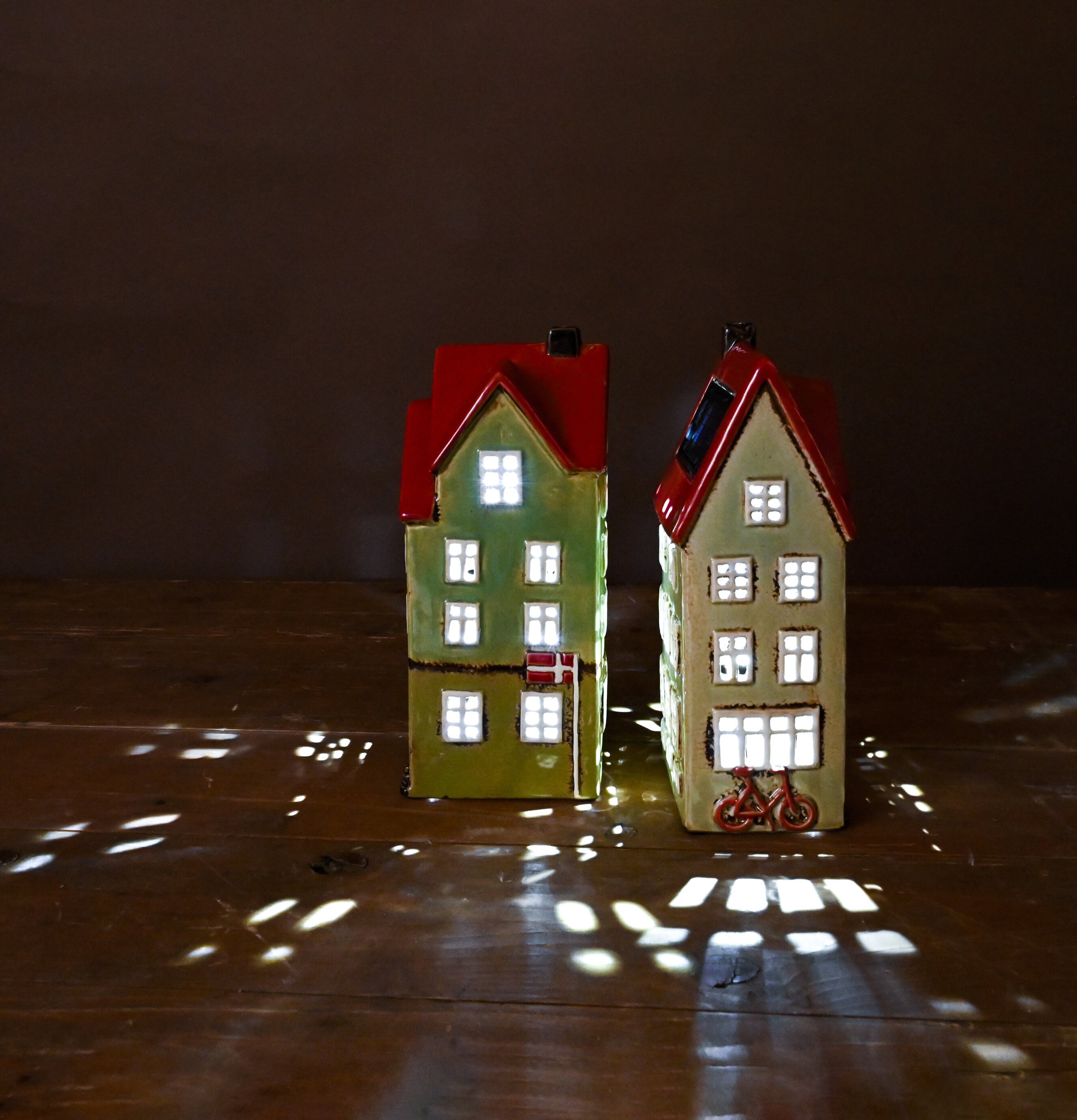 Solcellsbelysning Hus Grön från Det Gamle Apotek med ljus