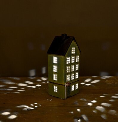 Bild av charmig grön solcellsbelysning i husform